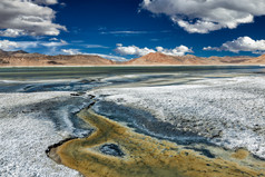 蓝天白云山脉湖水摄影图片