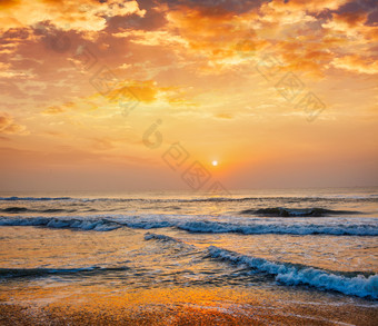 夕阳下翻滚的海浪摄影图片