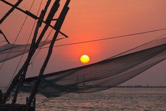 码头大型渔网上的夕阳
