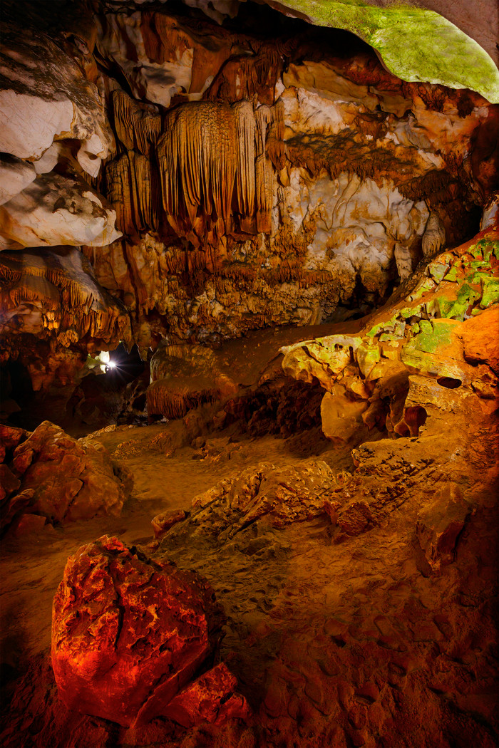 美丽的岩石洞穴摄影图