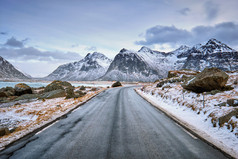 挪威道路山脉云彩摄影图