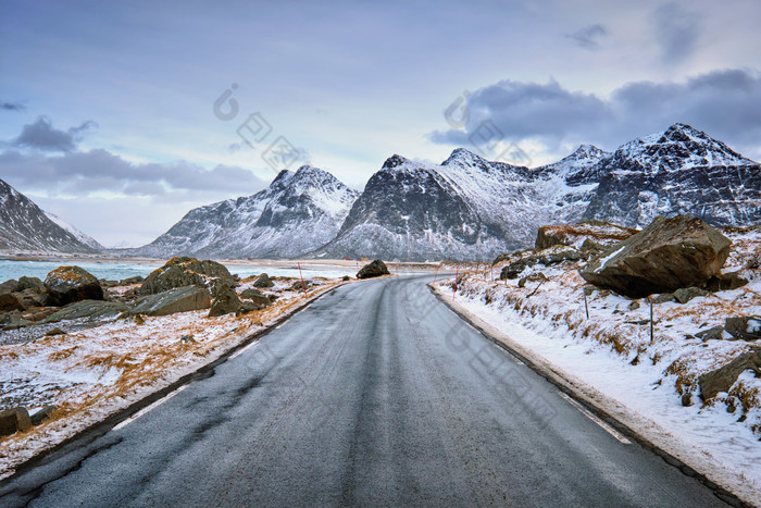 挪威道路山脉云彩摄影图