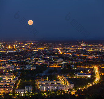 欧洲城市夜间俯视图摄影图片