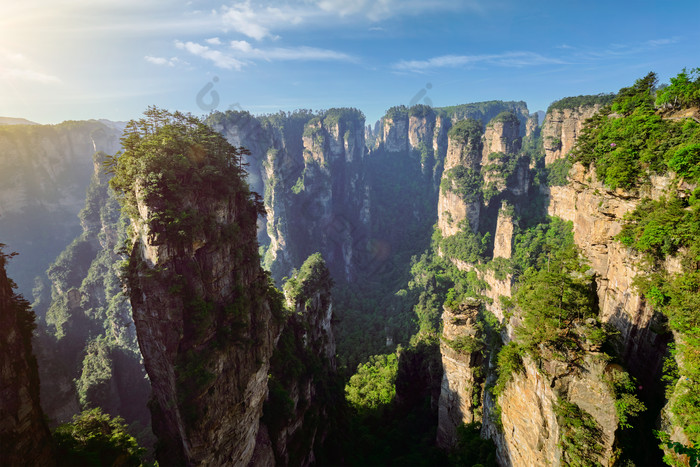 张家界山峰阳光日出摄影图片