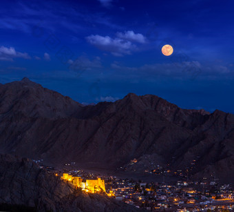 喜马拉雅山脉夜晚月亮山脉