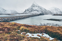 弗雷德雪山下的湖泊桥梁