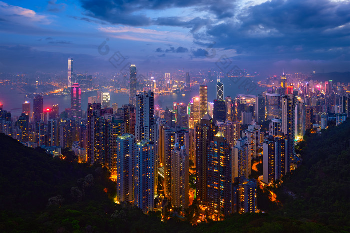 在香港摩天大楼天际线黄昏