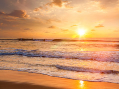 绚丽的海边日落景象摄影图