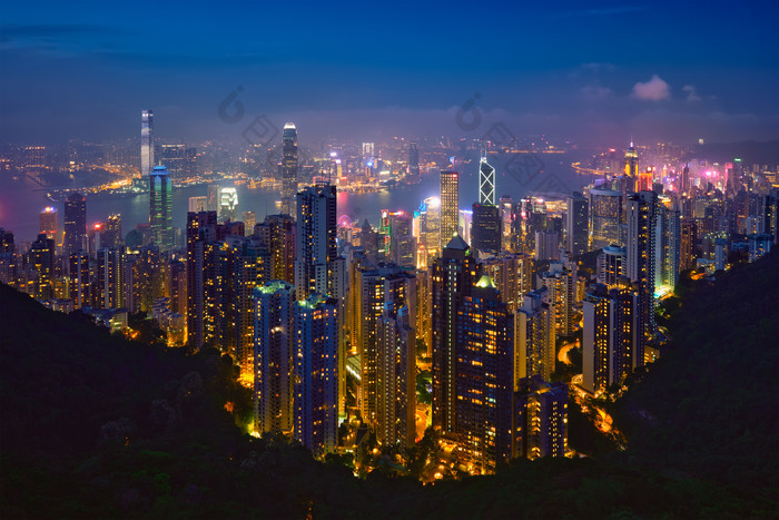 在香港摩天大楼天际线黑暗