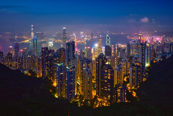 在香港摩天大楼天际线黑暗