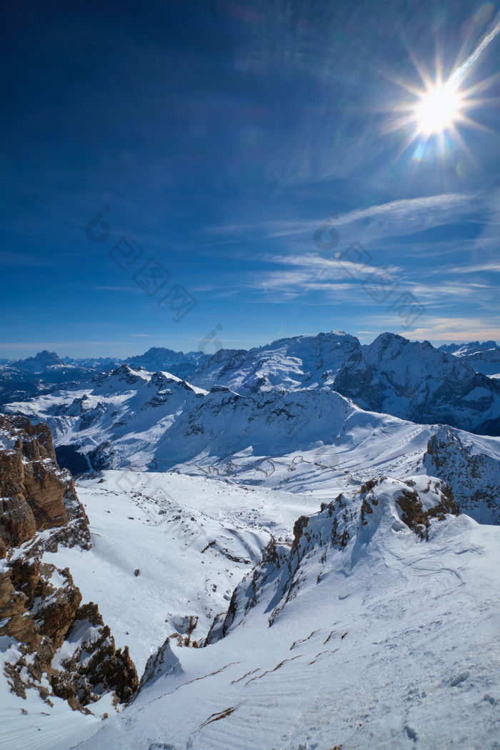 竖图阳光雪山摄影图片