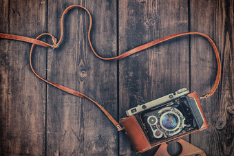 木板上的旧物件照相机电影摄影机