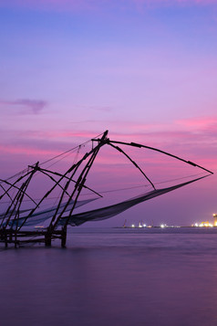 紫红色晚霞下的大型渔网