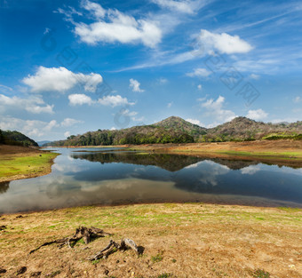 佩里亚尔山峰<strong>湖水</strong>