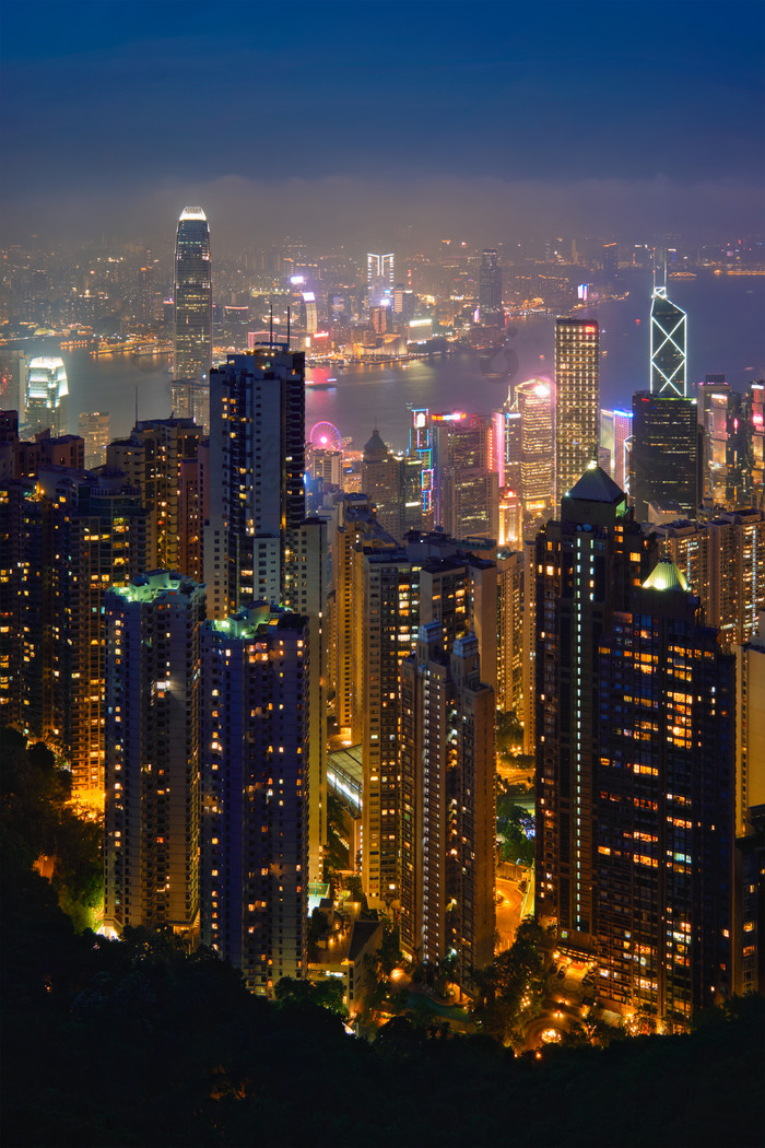 在香港摩天大楼天际线蓝色的