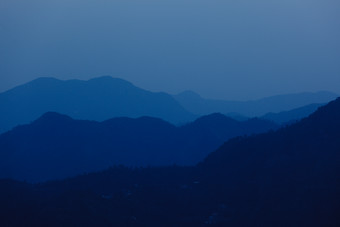 夜晚雾蒙蒙的喜马拉雅山脉