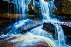大自然瀑布水花摄影图