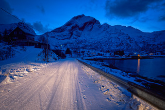 被<strong>积雪</strong>覆盖的雪山公路