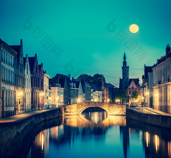 夜间河流欧洲小镇摄影图片