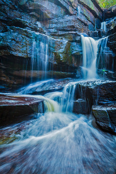 瀑布石头流水摄影图