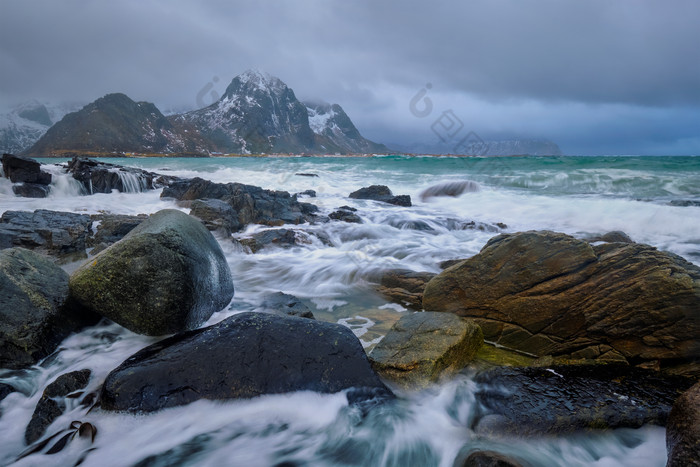 海边卵石海浪摄影图