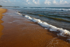 干净的海边沙滩浪花摄影图