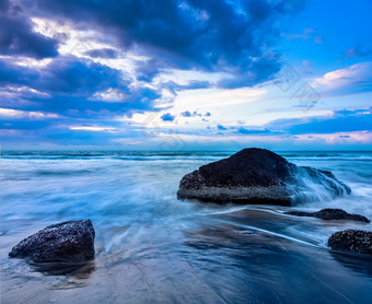 蓝色海滩岩石风景