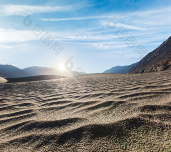 沙漠沙滩日出山脉