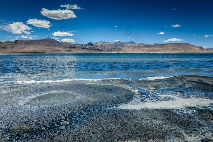 喜马拉雅山下清澈的湖水摄影图