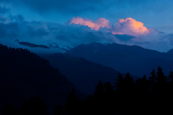 平静的喜马拉雅山摄影图