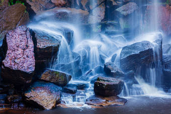 瀑布下的石头摄影图