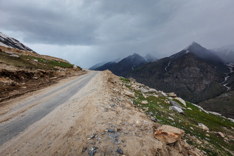 <strong>通往</strong>罗唐的环山公路