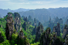 张家界山峰俯瞰摄影图片