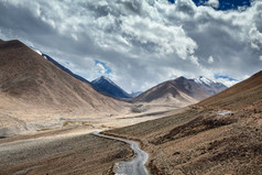 喜马拉雅山上的小路摄影图