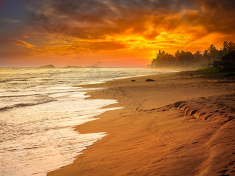 黄昏下的海边沙滩美丽风景