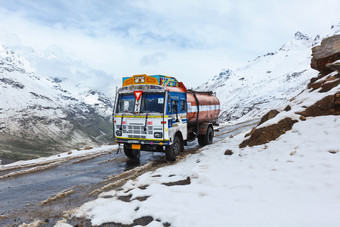 行驶在雪山道路上的大型汽车