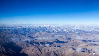 蓝色<strong>天空</strong>下一大片山脉