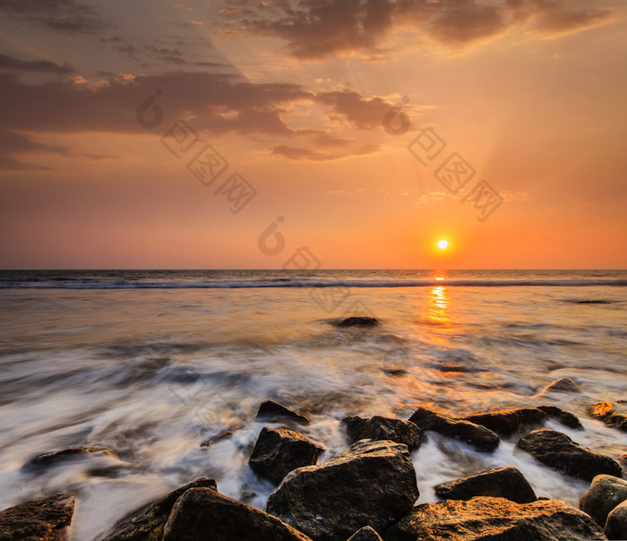 夕阳黄昏下的海岸卵石