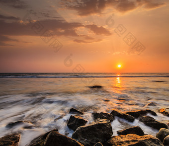 夕阳黄昏下的海岸卵石