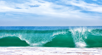 涨潮的海水浪花海浪