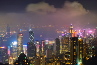 在香港摩天大楼城市景观天蓝色