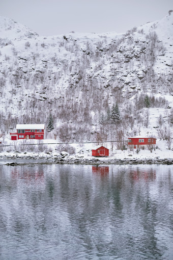 挪威岛屿雪山下的红色房屋
