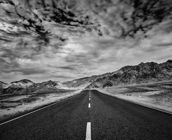 喜马拉雅高速公路黑白图片