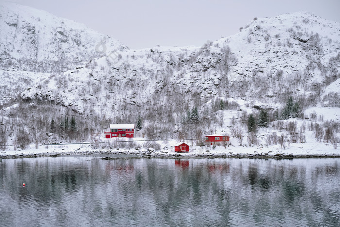 挪威湖泊旁的钓鱼村落