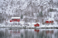 挪威雪山下的钓鱼村落