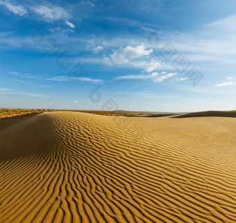 蔚蓝天空下的一小堆沙丘