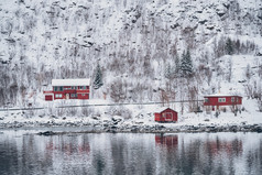 挪威湖泊旁的群体红色建筑物