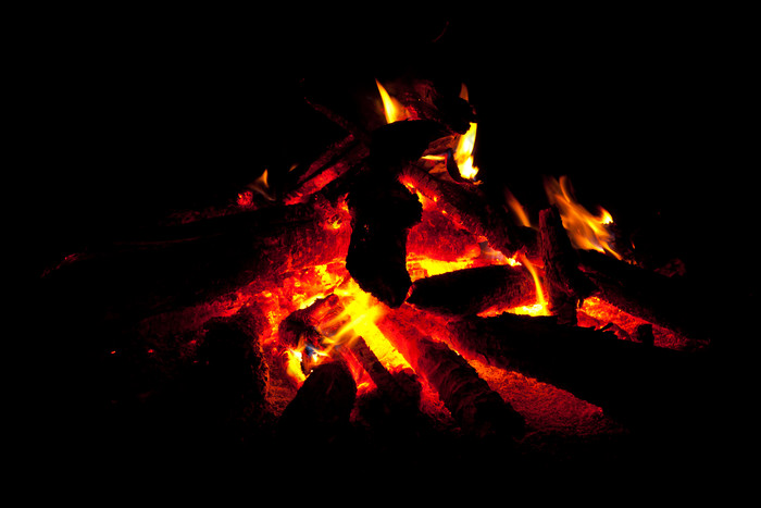 燃烧中的炭火木柴