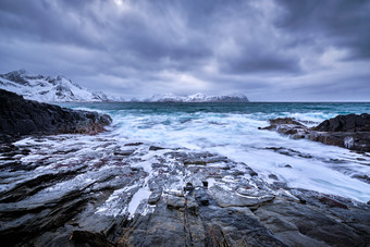挪威岩石冬季风景