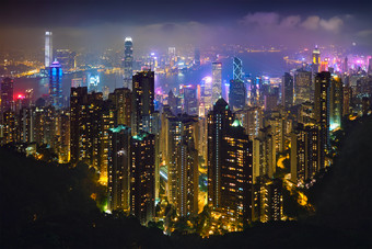 在香港摩天大楼市中心行进